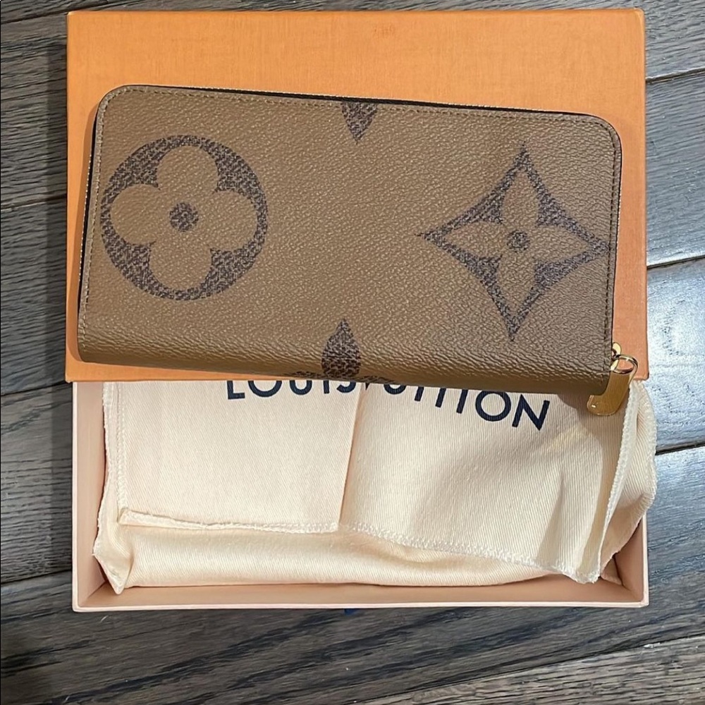 Brand new LV zippy wallet